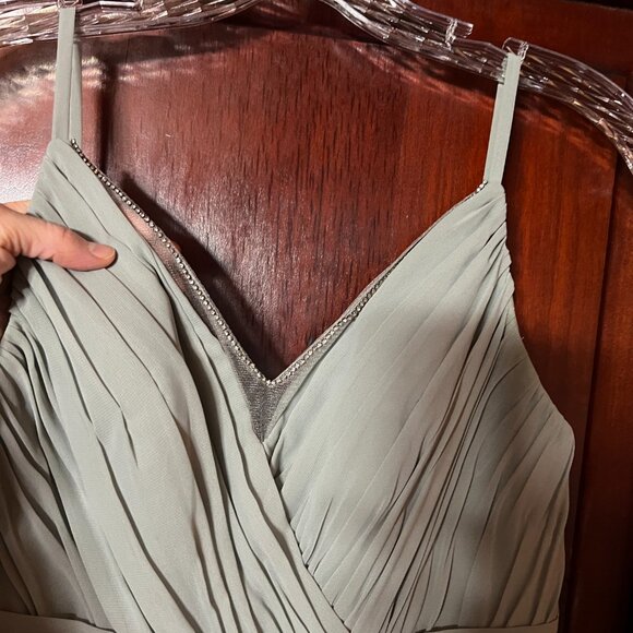 Kleinfeld Double-Lined Platinum Bridesmaid/Prom Gown with Rhinestone Trim Size 2 - Picture 5 of 13